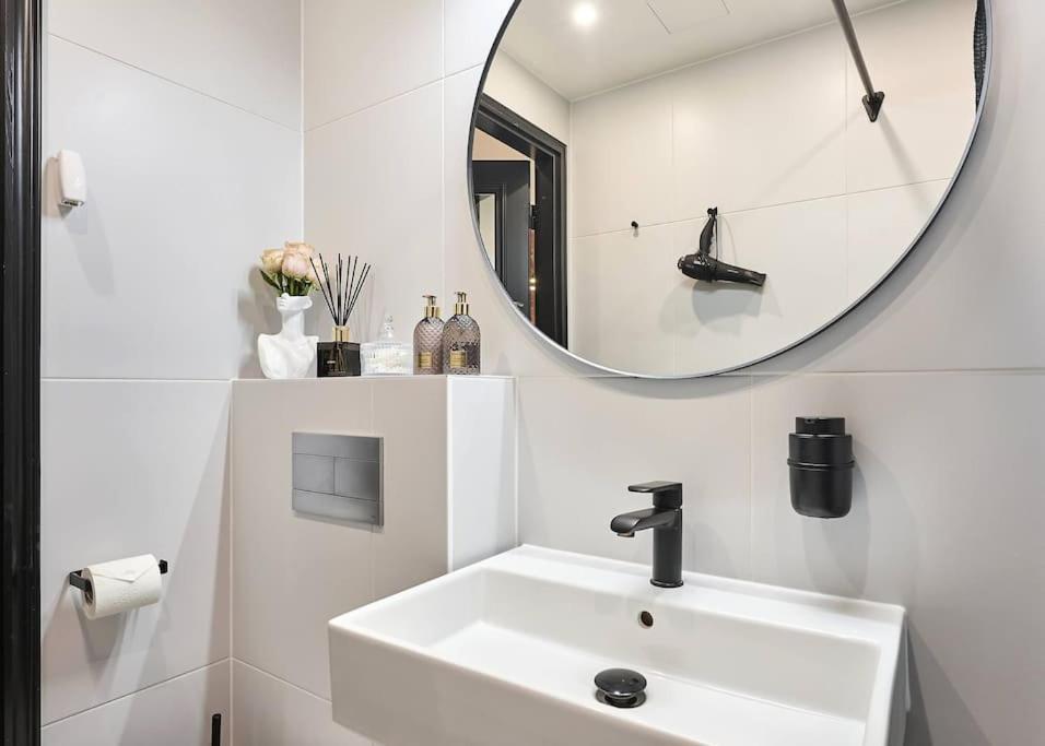 Urban-Glam City Centre Studio With A Gym And Terrace Tallinn Bagian luar foto