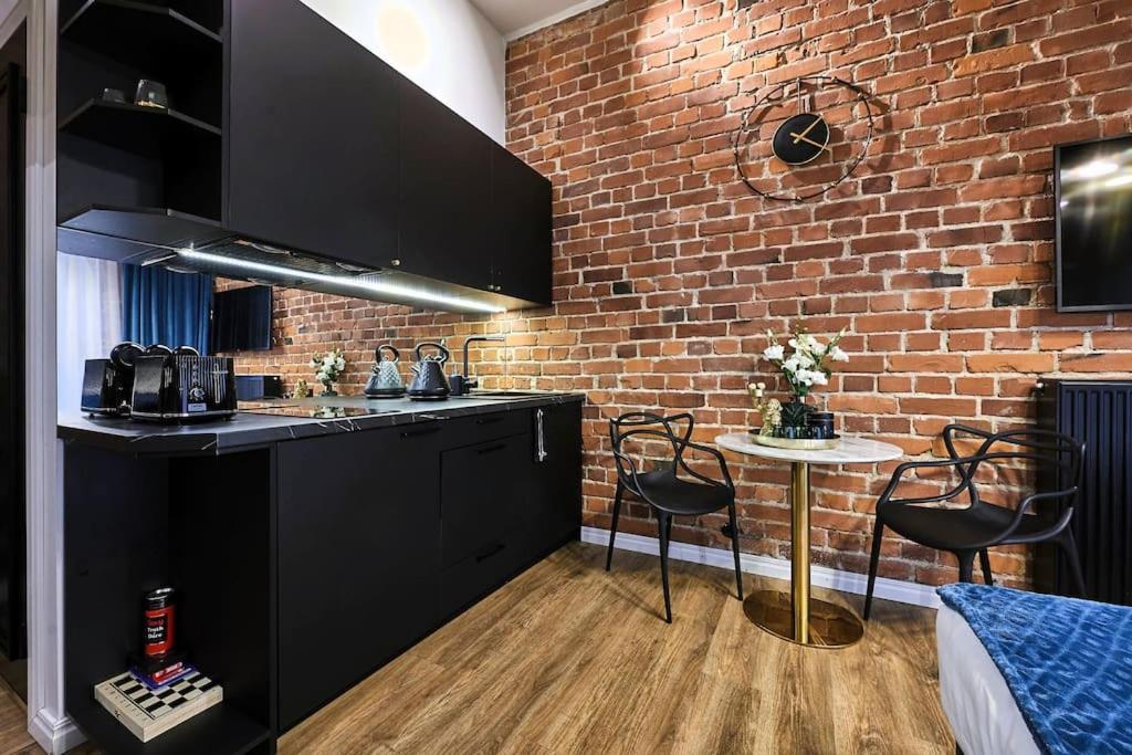 Urban-Glam City Centre Studio With A Gym And Terrace Tallinn Bagian luar foto